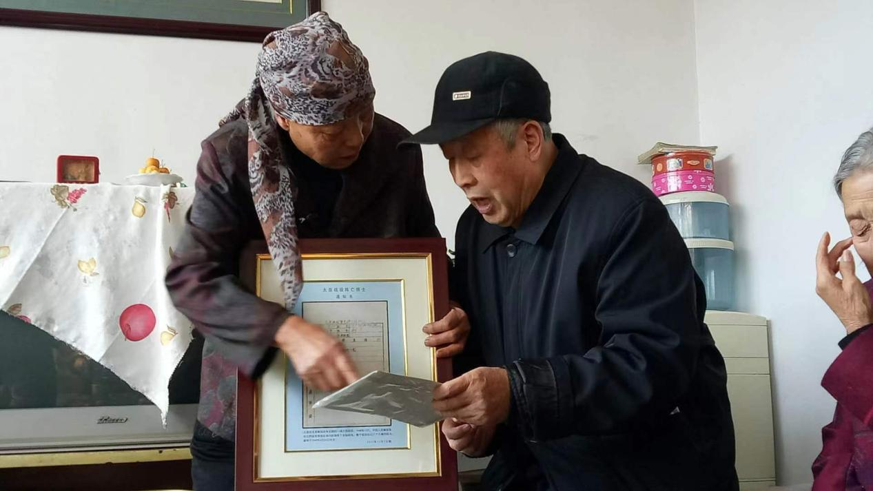 2017年，河北蔚縣，王艾甫將烈士王玉山的陣亡通知書交到烈屬手中。